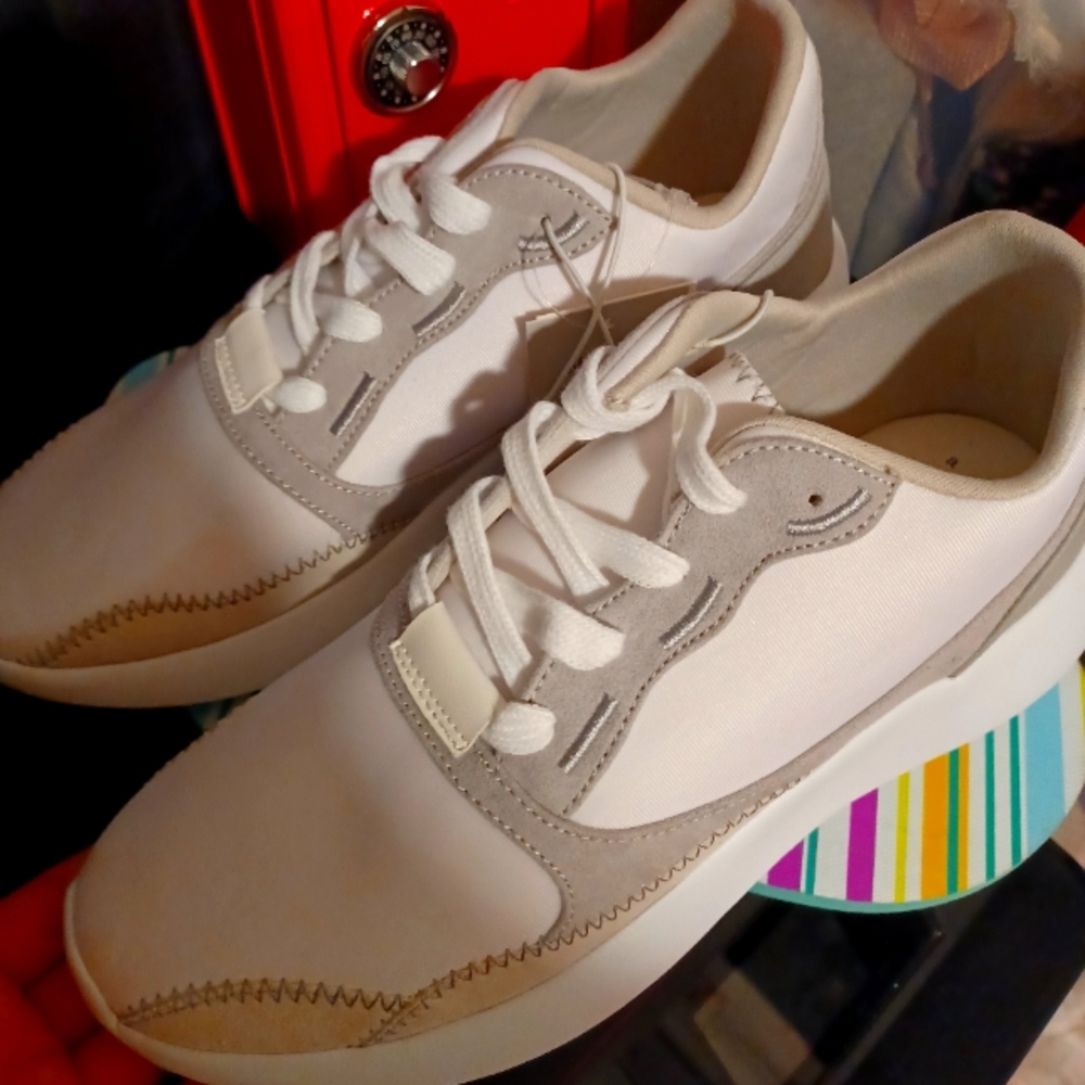 Tennis shoe